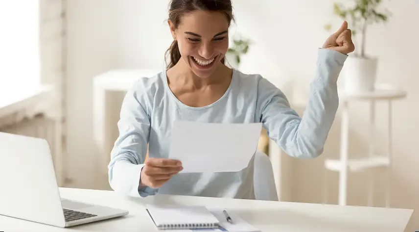Mujer tranquila después de revisar sus opciones