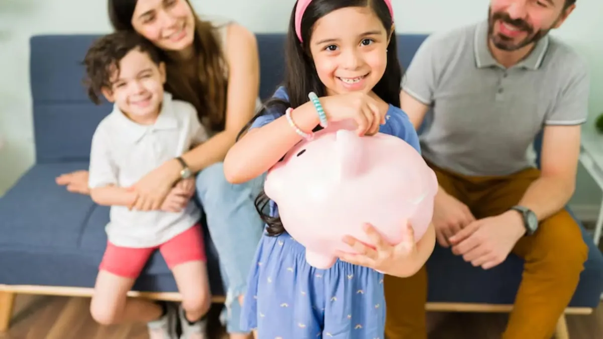 Familia hispana revisando sus finanzas