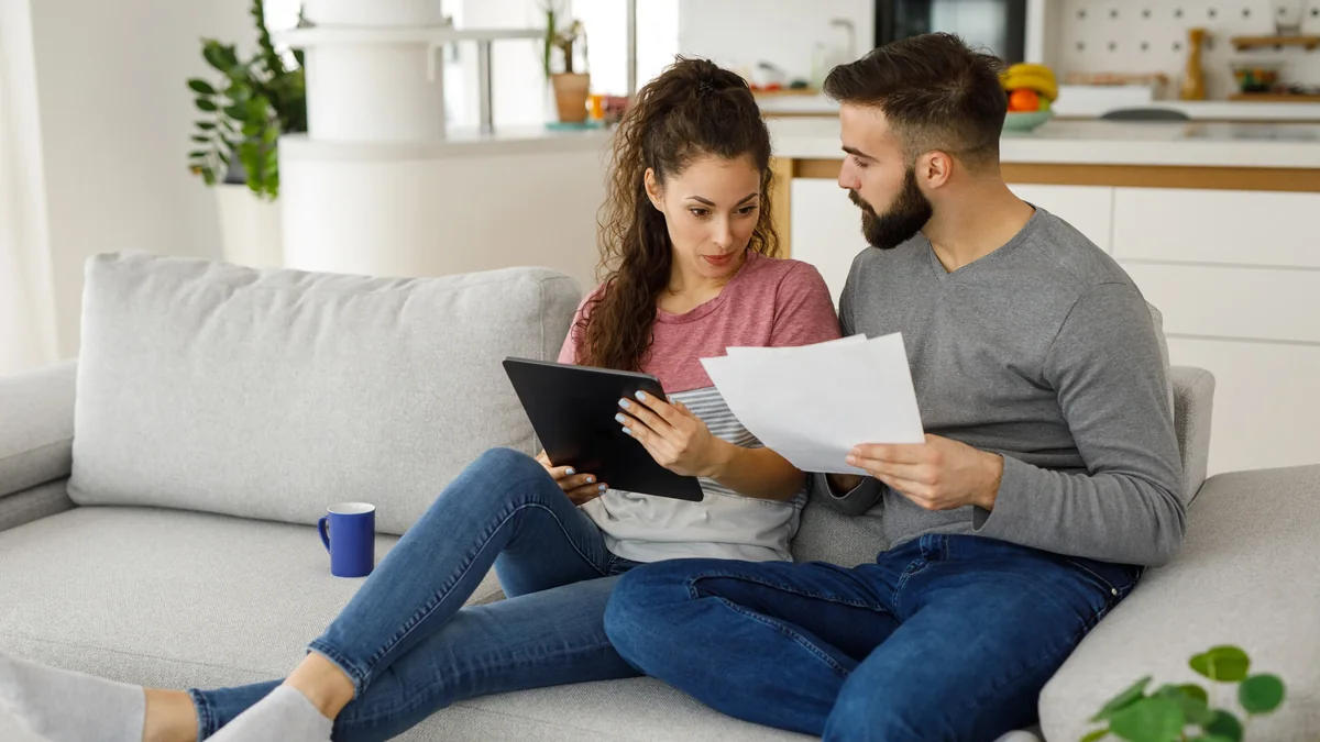 Pareja hispana revisando sus cuentas