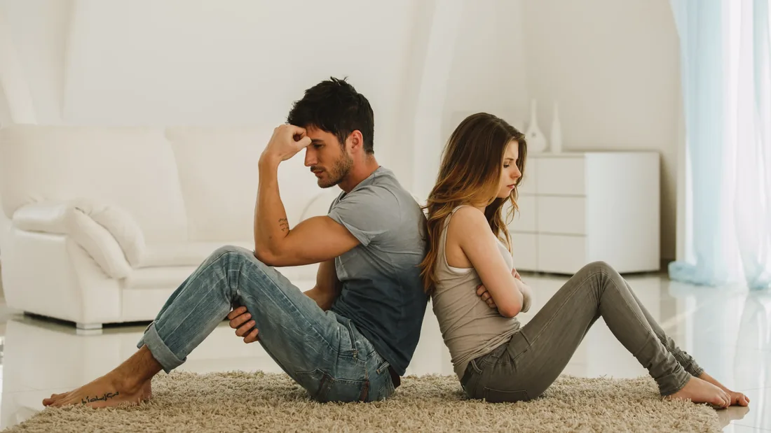 Pareja hablando de sus cuentas en casa